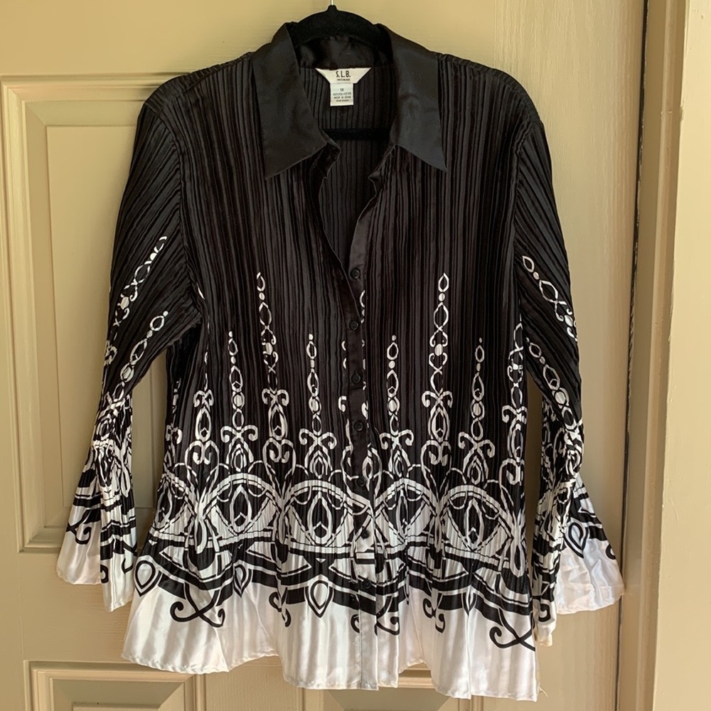 S. L. B. Woman’s Blouse Black / White Border design , pleated material Sz 1X